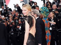 Cate Blanchett sa predstavila v čipkovej čiernej róbe s rafinovane zahalenou prednou časťou 