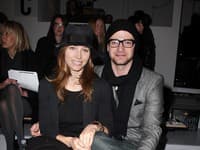 Justin a Jessica sa pri sedení vedľa seba aj dotýkajú a objímajú