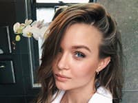 Počas svojej večernej rutiny nezabúda modelka Josephine Skriver ani na jednu oblasť tváre