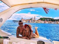 Skvelú dovolenku na pobreží Jadranského mora si hokejista Tomáš Tatar s priateľkou Luciou Slaninkovou skutočne užívali