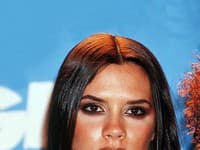 Keď bola Victoria Beckham mladšia, používala aj podstatne viac make-upu, čo poznačilo aj jej pleť