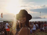 Influencerka Natália Körnerová v šikovnom klobúku a jemnom tope pôsobila veľmi žensky