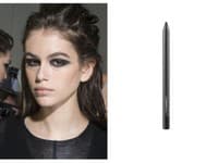 Hrubšiu linku, ktorá bude prechádzať do výrazne dymového líčenia dosiahnete vďaka očnej ceruzke od MAC Cosmetics