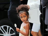 North West predviedla aj jeden zo svojich letných outfitov s nanukom v ruke a takto jej to pristane