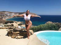 Plus size model Ashley Graham si užila slnko a vodu nielen v čarovnom bazéne