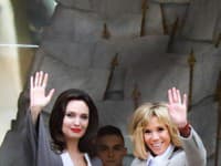 Herečka Angelina Jolie a prvá dáma Fracúzska Brigitte Macron sú nielen dámy na úrovni