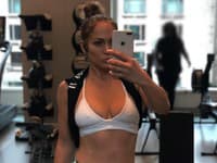 Avšak nebola by to J Lo, keby pred narodeninami vynechá svoj poctivý tréning v posilňovni