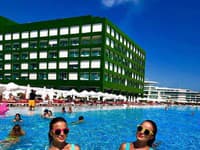 Spevácke duo TWiiNS, Veronika Krúpa Nízlová a Daniela Nízlová, sa opäť zladili, tentokrát do jednodielnych modelov