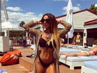 Krásna partnerka zápasníka MMA, Gábora Borárosa, fitnes trénerka, Monika Jakliová, má skutočne vypracované telo