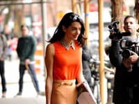 Slip skirt vyzerá skvele k podpätkom a Amal Clooney to dobre vie