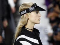 Hneď po prehliadke sa šilt stal módnou záležitosťou, na ktorú si všetky fashionistky brúsili zuby