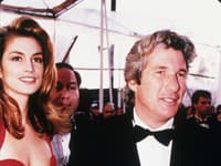 Takto mladá Cindy Crawford žiarila po boku charizmatického herca, Richarda Gereho, počas jednej z mnohých oscarových nocí na červenom koberci