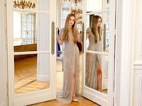 Krásna modelka Amelia Windsor je na prehliadkových mólach ako doma