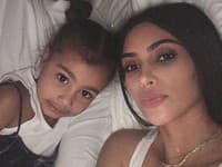 Dcérka Kim Kardashian, North West, začala svojej slávnej mame klásť zvedavé otázky. Na jednu takú jej dala Kim síce pravdivú ale nie tak úplnú odpoveď
