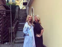 Šaty s ornamentami vykúzlili zo Simony skutočnú divu a so sestrou im to veľmi pristalo