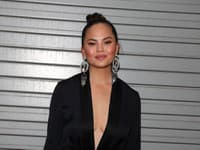 Čerstvá dvojnásobná mama a modelka Chrissy Teigen sa od chvíle, kedy sa stala mamou, zamýšľa tiež oveľa viac nad tým, čo si oblečie