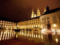 Pražský hrad sa premení na prehliadkové mólo plné krásnych žien a mužov