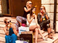 Popová diva Dara Rolins si so svojimi tanečnicami urobila pekné leto vo Venezii
