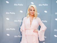Lekárka a zároveň hostiteľka večera Alena Pallová v dlhých ružovkastých šatách vedela, do čoho ide a opäť nesklamala