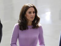 Kate si udržuje sukňu krásne na mieste pomocou kovových háčikov