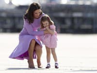 Aj malej princeznej Charlotte sa jedného dňa zídu pomôcky jej mamy