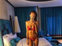 Nedávno sa Dominika pochválila na svojej sociálnej sieti skutočne sexi fotografiami v červených plavkách
