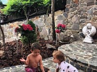 Zdenka Predná sa so svojou rodinkou, manželom, hudobníkom Oskarom Rózsom a deťmi, Oskarkom mladším a Eliášom, usadila natrvalo v Banskej Štiavnici