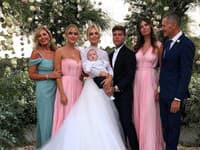 Krásna rodinka zapózovala v tom najkrajšom sviatočnom oblečení