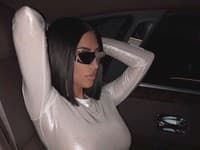 Kim Kardashian je majsterkou v nosení sťahujúcej spodnej bielizne