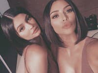 Sestry Kardashianové spoliehajú na ikonický lesklý a hladký účes