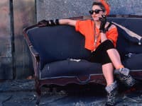 Sama si v roku 1985 zahrala vo filme Zúfalo hľadám Susan a svoje odvážne outfity vyšperkovala práve neónovými doplnkami