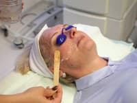 Na začiatok je pleť pacientky potretá gélom, vďaka ktorému sa pleť nevysuší