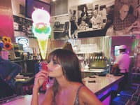 Taylor Hill ovešala svoje šaty malými trblietavými doplnkami