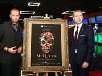 Producent premiéry Milosh Harajda a britský veľvyslanec Andy Garth, ktorý poskytol oficalnu záštitu nad pop up výstavou archívu Alexandra McQueena