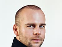 Módny návrhár Marcel Holubec ukáže svetu novú kolekciu plnú prekvapení