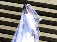 Pri pohľade na hodvábne svadobné šaty s modernými rukávmi a lodičkovým výstrihom, boli tým správnym výberom pre vojvodkyňu Meghan