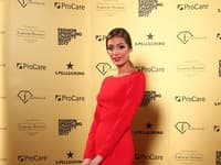 Moderátorka Fashion TV Jasmina Alagič v červených šatách Pronovias s hlbokým výstrihom na chrbte bola minulý rok neprehliadnuteľná
