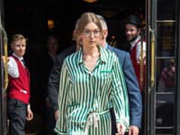 Pyžamový efekt Gigi dodávalo aj viazanie, ktorým si modelka iba nedbalo upevnila spodný diel