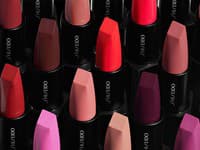 Svetoví make-up artisti dokonca tvrdia, že nič nerozžiari ženu viac ako práve červený odtieň na perách