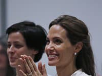 Ešte kým mala mladá Angelina len 17 rokov oslovili ju na natáčanie, ktoré nemohla odmietnuť