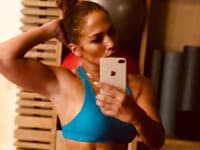 Akými cvikmi si Jennifer Lopez dopomáha práve k dokonale vyrysovanému brušku?