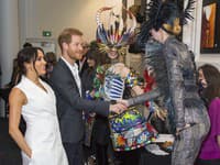 Meghan máva často ruky vo vreckách, čo je cez hranicu etikety