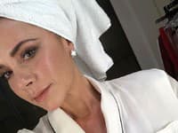 Bývalá speváčka a dnes predovšetkým úspešná módna návrhárka, Victoria Beckham, roky trpela zlou pleťou so sklonom k akné