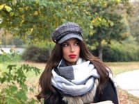 Modelka a redaktorka Simona Leskovská s károvanou baretkou
