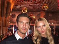 Adriana tvorí pár s hercom a modelom Adamom Sennom