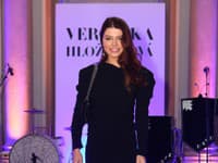 Riaditeľka súťaže Miss, Karolína Chomisteková, si na módnu prehliadku vybrala trendové zamatové šaty