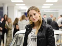 Speváčka Mária Čírová pózovala pri historickom vozidle z dielne BMW