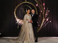 Po obrade sa konala veľká oslava a zábava v časti palácového komplexu, Taj Palace, na ktorej sa Priyanka ukázala v ďalších šatách