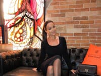 Speváčka a súčasť dua TWiiNS, Veronika Nízlová, je aj so sestrou Danielou majsterkou extravagancie, vie však voliť aj elegantnejšie kúsky