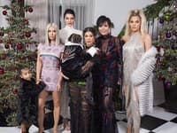 Rodina Kardashian-Jenner jednoducho sviatky miluje a veľmi vážne berú nielen vianočnú výzdobu, ale aj svoje vianočné rodinné tradície